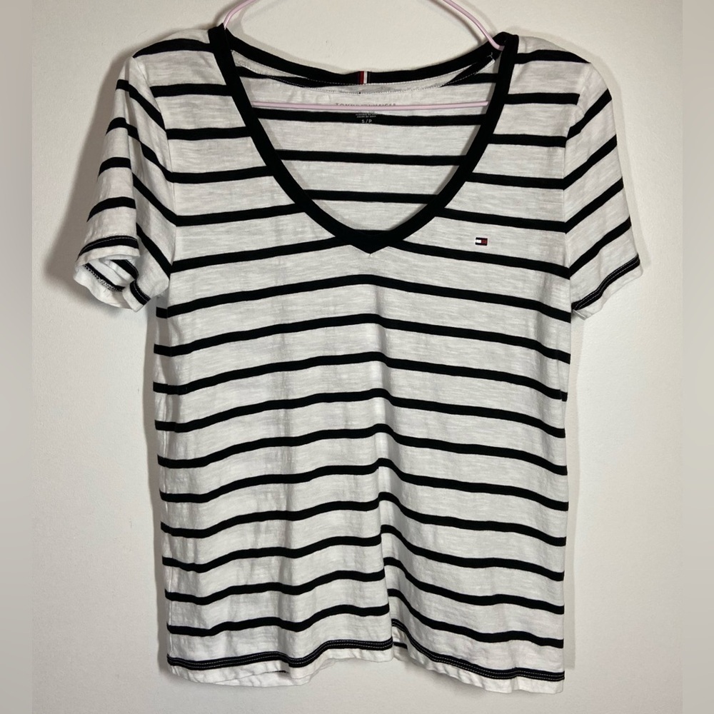 TOMMY HILFIGER V-NECK TSHIRT COTTON SHORT SLEEVE WHITE WITH BLACK STRIPE SIZE S